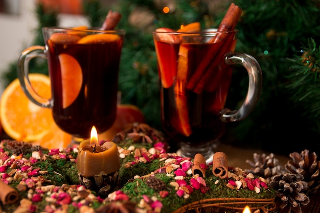 Noël chaud et anis étoilé à la bougie sur une table en bois