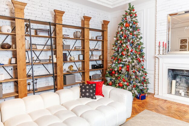 Noël classique nouvel an décoré salle intérieure nouvel an des arbres avec des décorations d'argent et rouge ornement