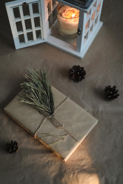 Noël composition cadeau sapin branches boules sur papier fond noël hiver nouvel an con...