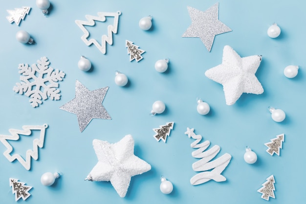 Noël avec décor blanc, boules, étoiles sur bleu. Vue de dessus. Modèle de Noël.