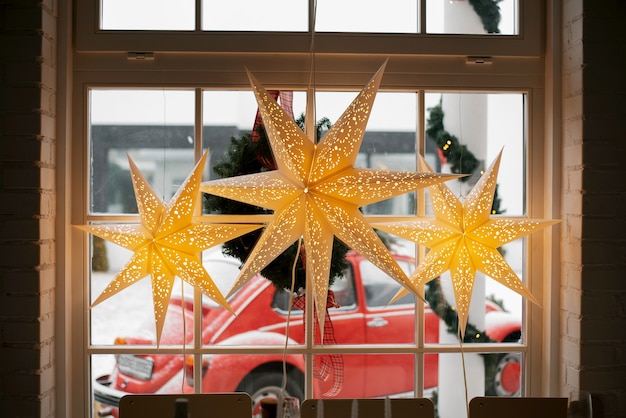 Noël décoratif étoiles brillantes sur la fenêtre avec vue sur le paysage d'hiver