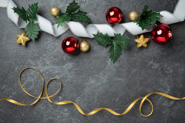 Noël doré célébrer décoratif avec ruban doré balle rouge plat poser vue de dessus