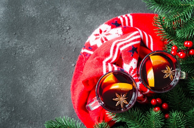 Noël avec du vin chaud et une écharpe chaude.