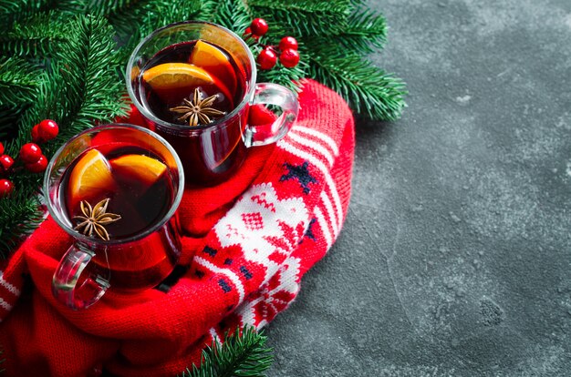 Noël avec du vin chaud et une écharpe chaude.