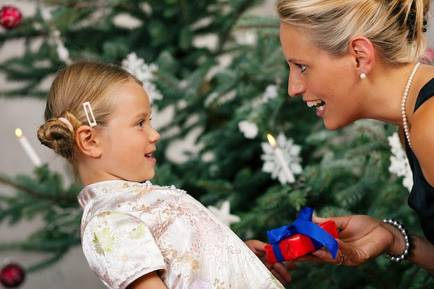 Noël, enfant recevant un cadeau