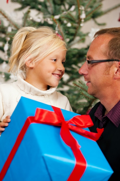 Noël, enfant recevant un cadeau