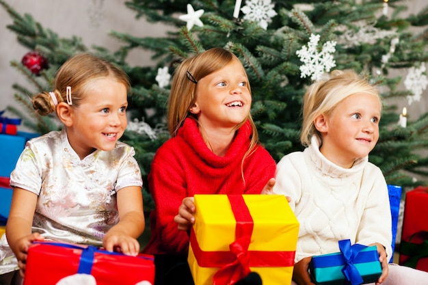 Noël, enfants avec des cadeaux