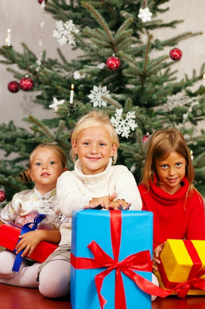 Noël, enfants avec des cadeaux