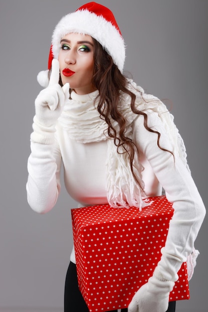 Noël femme beauté modèle fille en bonnet de Noel Portrait de femme bouche ouverte vraies émotions lèvres rouges