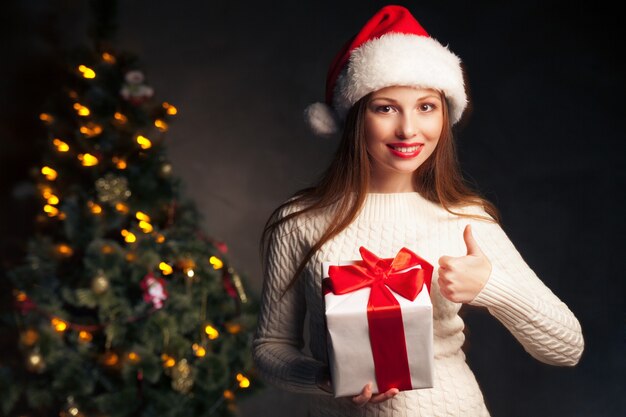 Noël. femme souriante avec boîte-cadeau