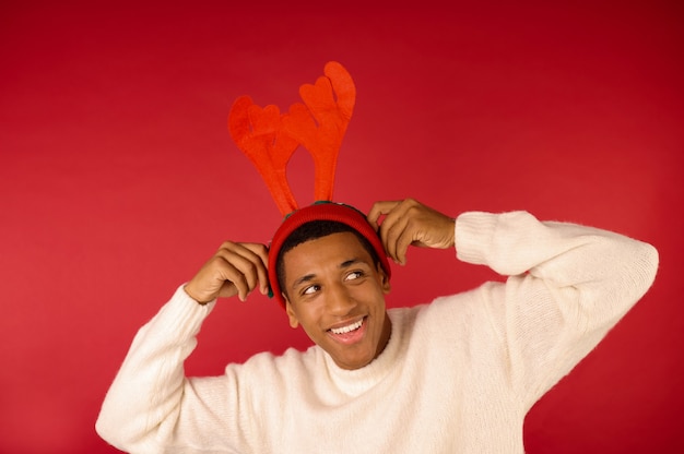 Noël.humeur. Un homme au chapeau à cornes s'amusant et souriant