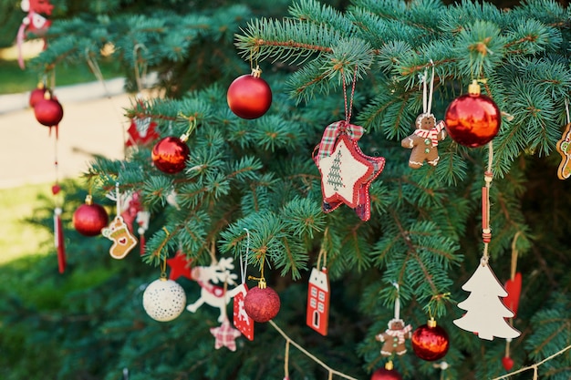 noël en juillet décor et arbre sur nature dans le parc