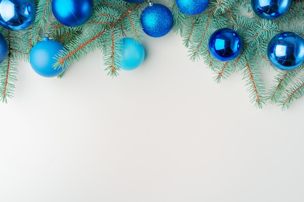 Noël maquette avec des branches de pin sur fond blanc, espace copie, flatlay