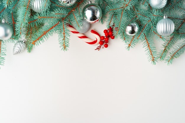 Noël maquette avec des branches de pin sur fond blanc, surface, flatlay