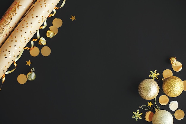 Noël moderne plat poser des confettis de boules de papier d'emballage doré sur noir Joyeux Noël