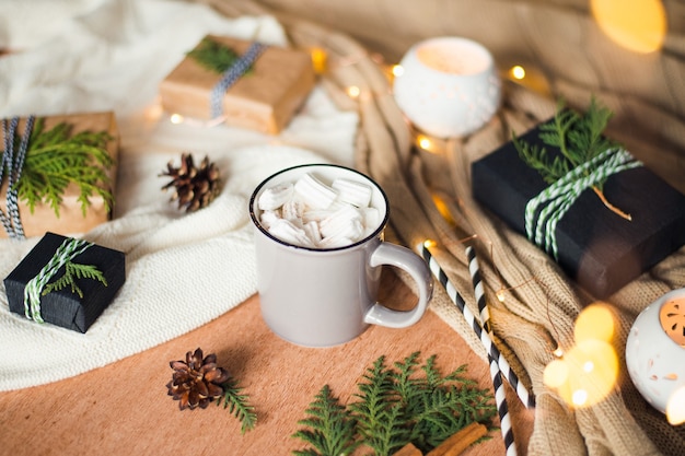 Noël nature morte avec des boîtes-cadeaux de tasse de café et des bougies