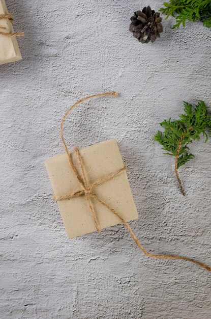 Noël nature morte cadeau de Noël en papier kraft avec des branches de sapin de pommes de pin