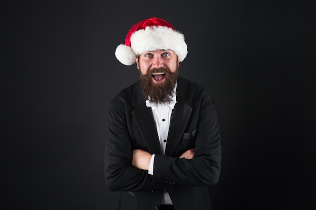 Noël ne vient qu'une fois par an. L'homme barbu apprécie la fête de Noël. Un homme d'affaires heureux célèbre Noël et le nouvel an. Célébration de vacances. Joyeux Noël. Bonne année.