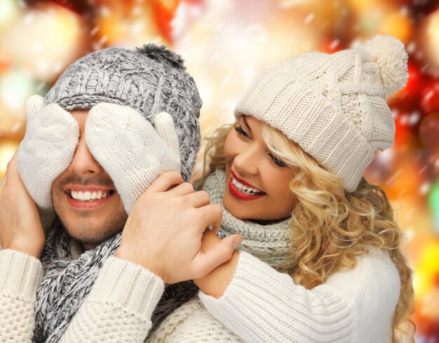 noël, noël, hiver, concept de bonheur - couple de famille dans des vêtements d'hiver