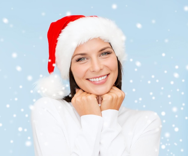 Photo noël, noël, hiver, concept de bonheur - femme souriante en bonnet de noel