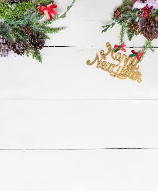 Noël et nouvel an sur blanc. Copiez l'espace pour le texte sur fond de bois.