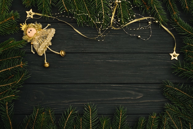 Noël ou nouvel an fond en bois sombre, tableau noir de Noël encadré avec des décorations de saison, vue d'en haut