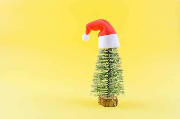 Noël ou nouvel an fond jaune avec arbre de Noël