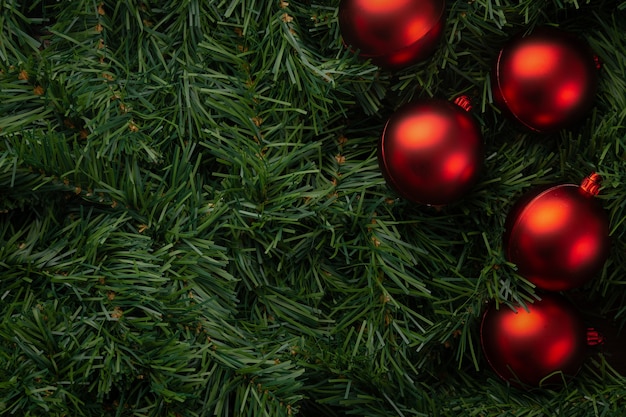 Noël et nouvel an avec pin vert et boules rouges