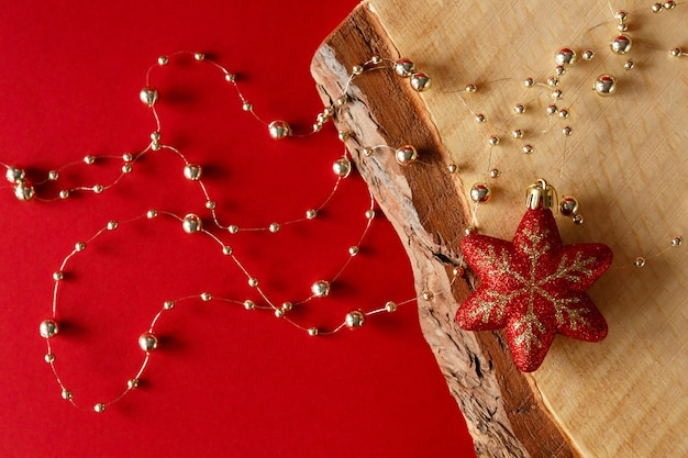 Noël. Perles d'or et jouet, sur planche de bois et