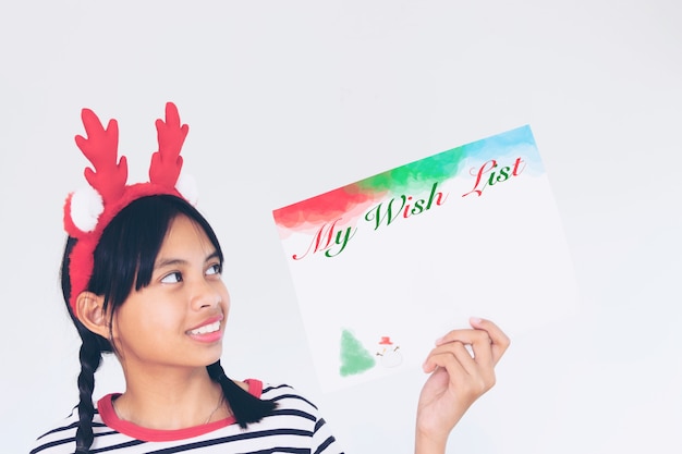 Noël petite fille souriante avec des ornements décoratifs et des cadeaux de Noël.