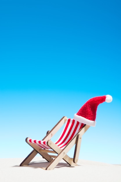 Noël sur la plage: une chaise longue avec un bonnet de Noel