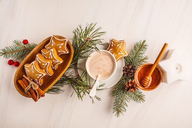 Noël plat poser. Cadre de table de Noël avec des biscuits au gingembre et cacao, vue de dessus. Concept de fond de Noël