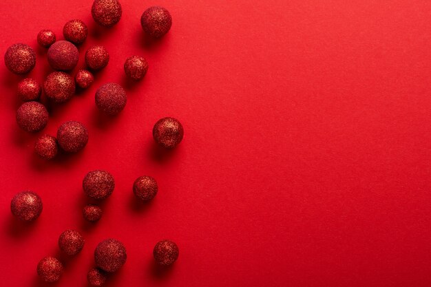 Noël plat poser avec sapin, avec arbre de Noël fait de boules de jouets rouges décorées de confettis dorés dans une enveloppe rouge sur rouge.