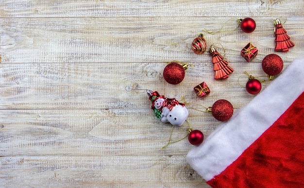 Noël, rosette sur un fond en bois de cadeaux de jouets du nouvel an. Mise au point sélective.