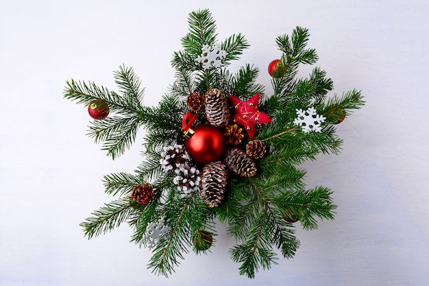 Noël rouge ornements et neigeux décoré couronne de pomme de pin