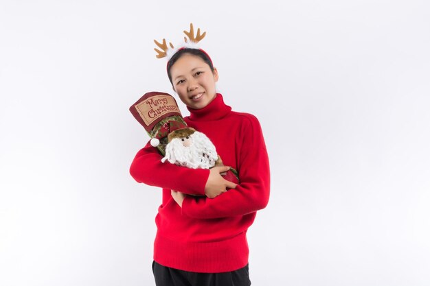 Noël Santa hat portrait de femme isolé tenir cadeau de Noël Souriant fille heureuse sur fond blanc