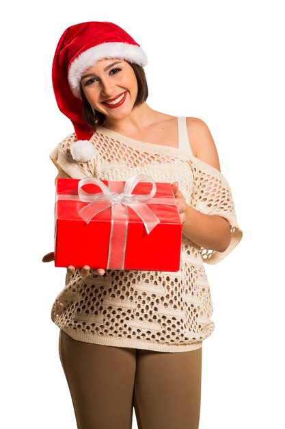 Noël Santa hat portrait de femme isolée tenir le cadeau de Noël. Femme heureuse souriante