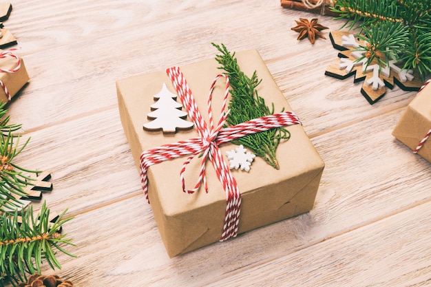 Noël avec sapin et coffret cadeau sur table en bois, vue de dessus