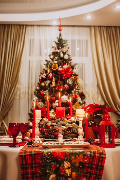 Noël servant à la maison sur le fond de l'arbre de Noël