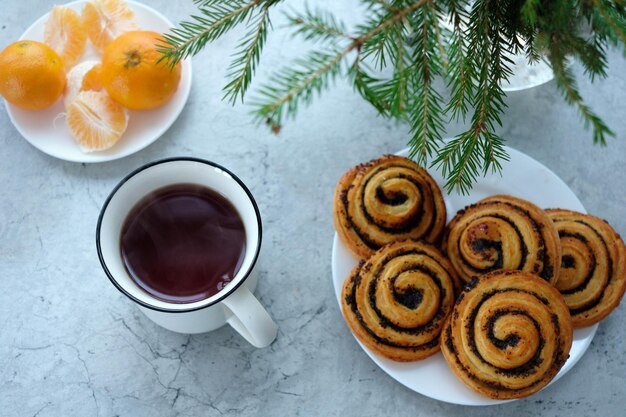 Noël vacances nourriture tasse de thé tangerine et petits pains aux graines de pavot