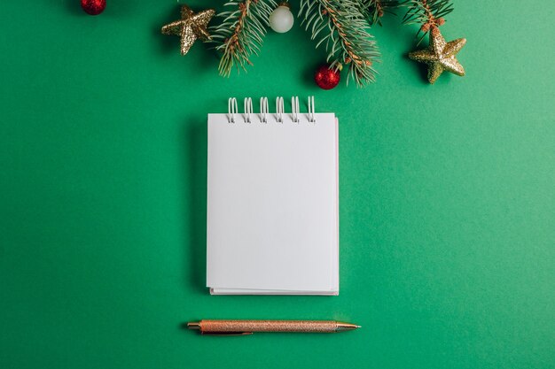 Noël vide vide pour lettre au Père Noël, liste de contrôle ou votre liste de souhaits, activité de l'avent sur le vert