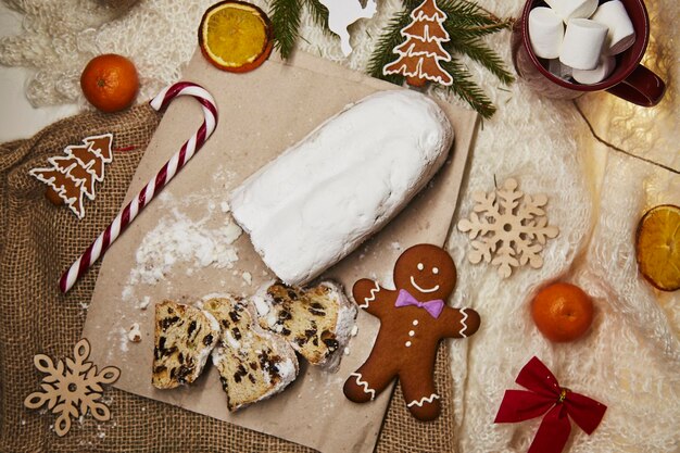 Photo noël volé vacances traditionnelles pain bonbons cône bâton pain d'épice biscuits mandarines à plat boisson chaude avec marshmallow noël festif dîner traditions de noël nourriture vue du haut