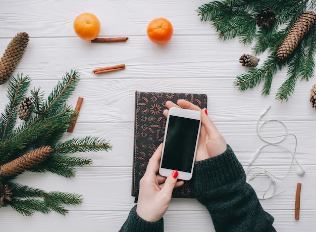 noël, wooman tenant le téléphone