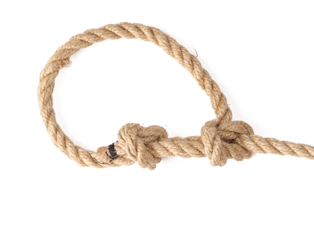 Noeud de bowline en corde de chanvre sur fond blanc.