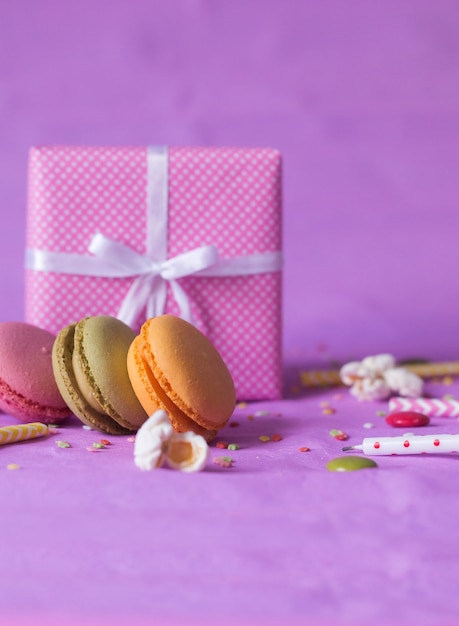 Noeud cadeau et pile de macarons