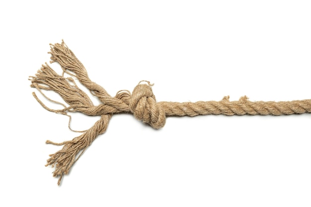 Nœud de corde enroulé isolé sur un fond blanc
