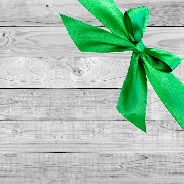 Noeud de Noël vert sur fond gris en bois grunge avec un espace réservé au texte