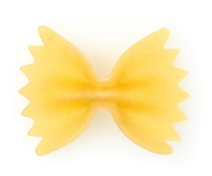 Photo noeud papillon pâtes isolé sur fond blanc avec un tracé de détourage