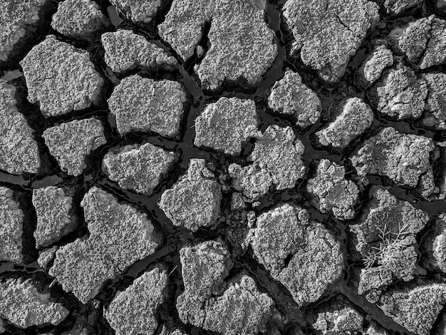 Noir et blanc fond de lac fissuré séché texture de fond réchauffement climatique