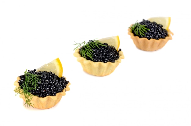 Le noir de caviar est dans un petit panier de panary